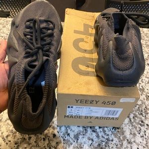 Authentic 2022
Yeezy 450 'Utility Black'w/box